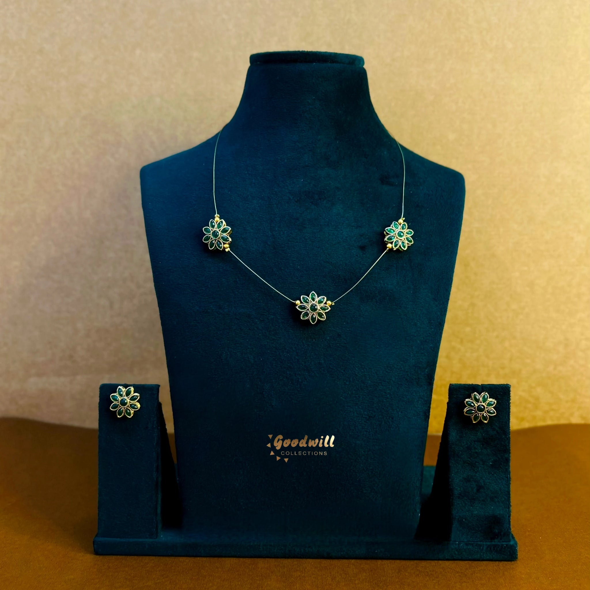 THREE FLOWER INVISIBLE CHAIN NECKLACE