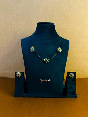 THREE FLOWER INVISIBLE CHAIN NECKLACE