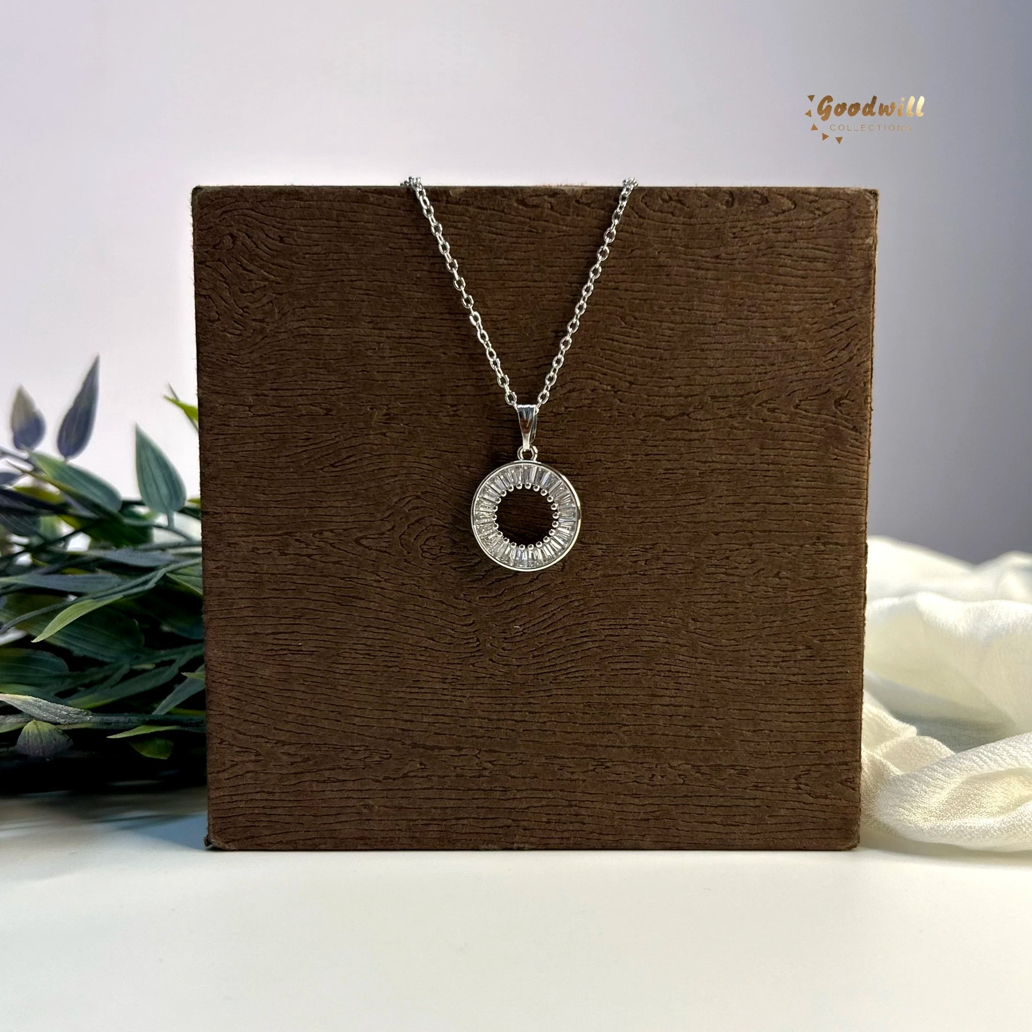 CIRCLE SHAPE STONE STUDDED PENDANT NECKLACE