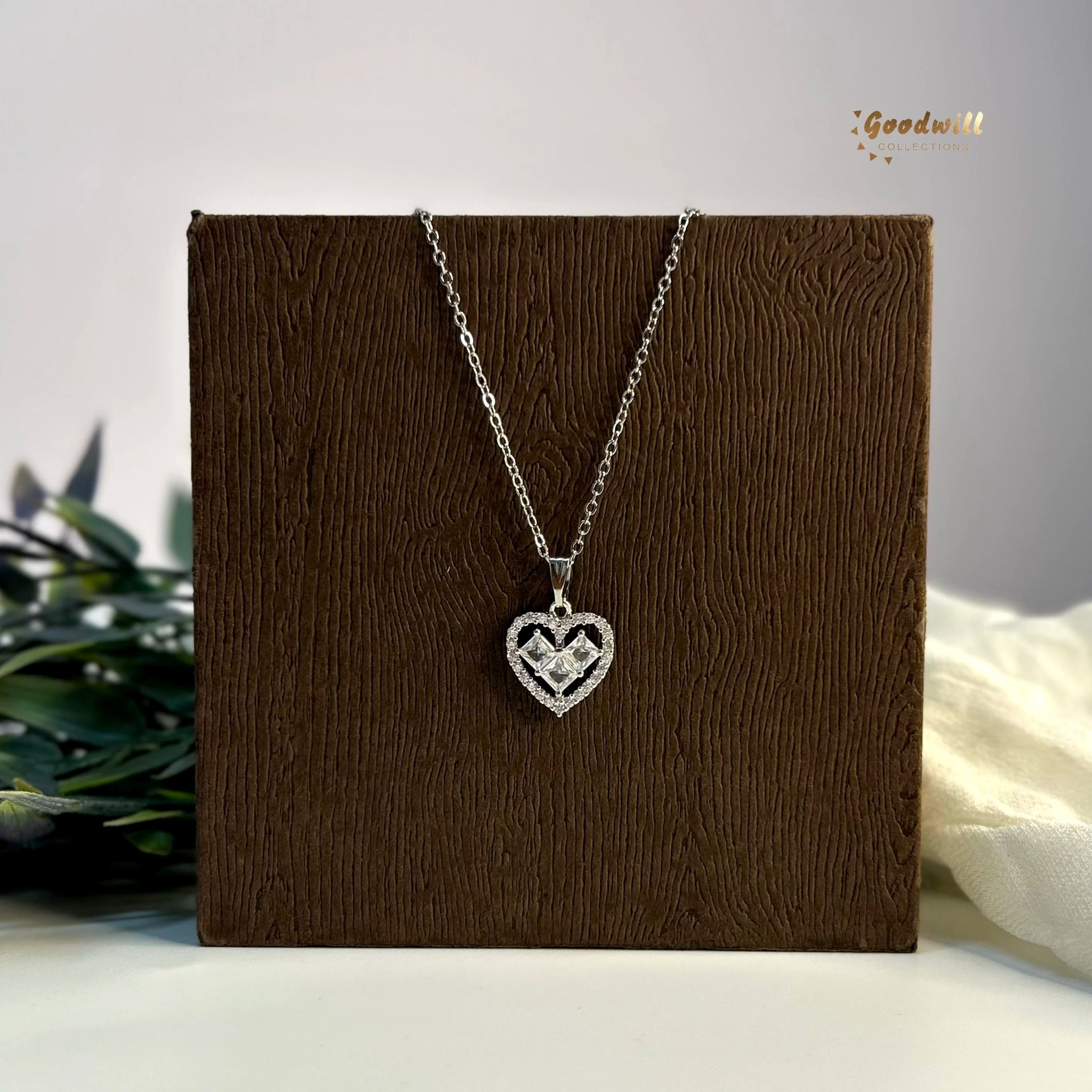 SILVER HEART SHAPE PENDANT NECKLACE