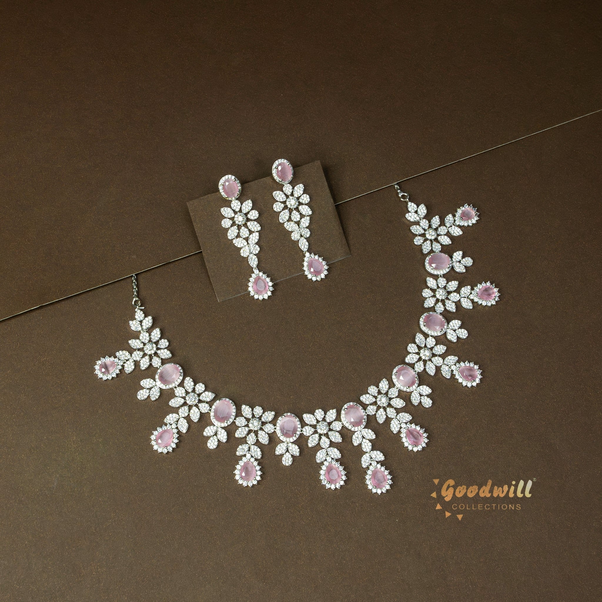 SILVER V PATTERN FLOWER NECKLACE SET AD STONE