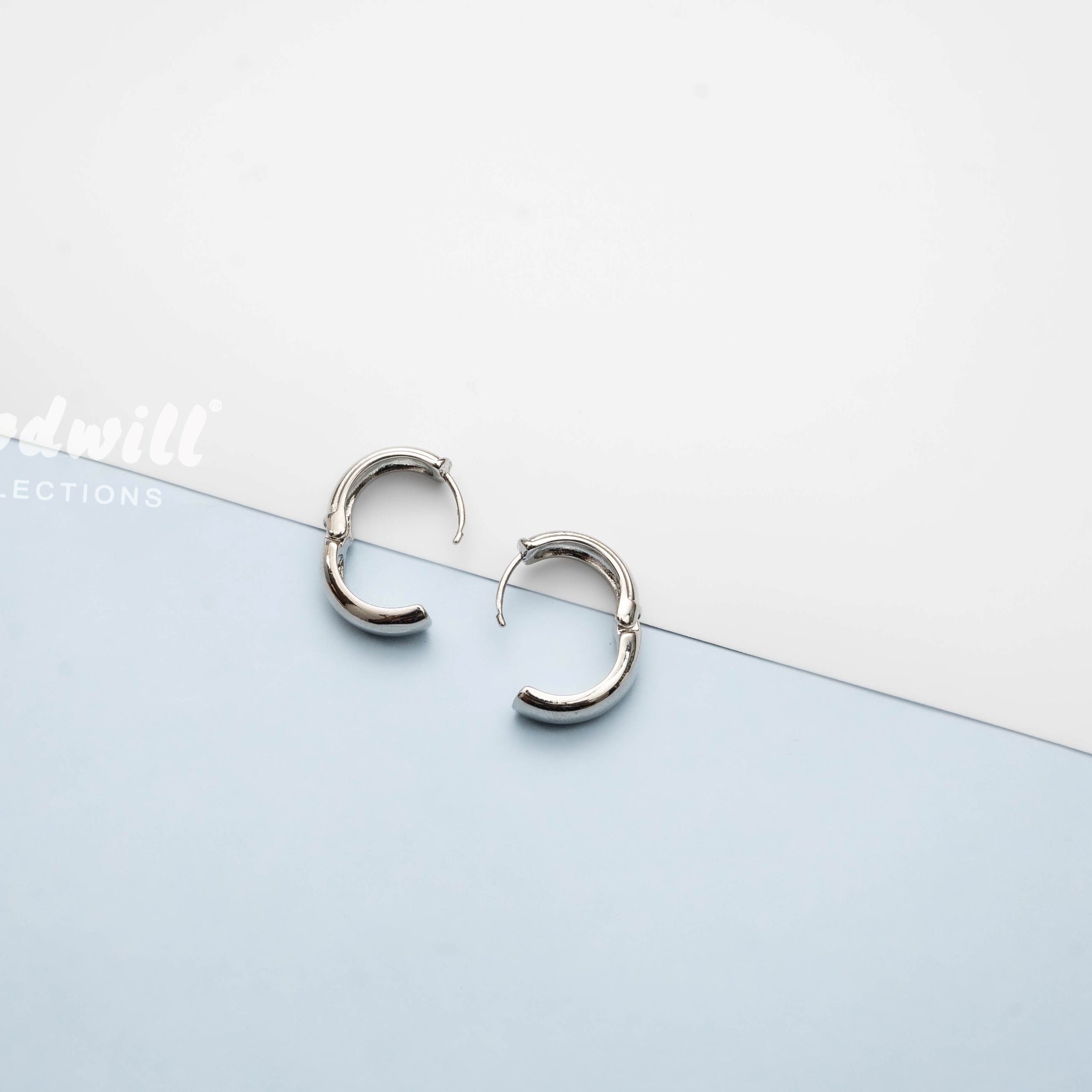 SILVER PLAIN HUGGIE HOOPS