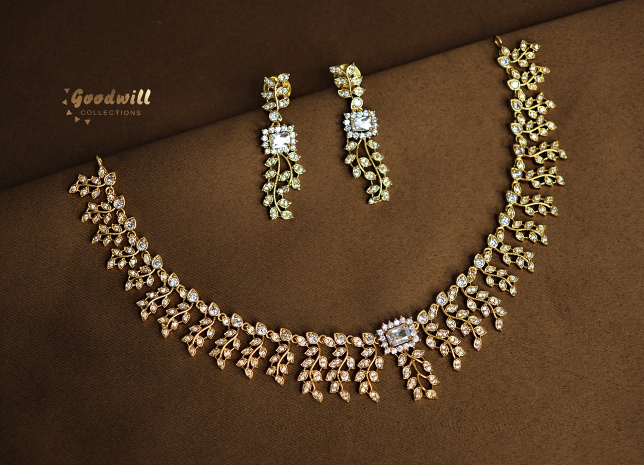 GOLDEN MOTIF LEAF DESIGN NECKLACE SET