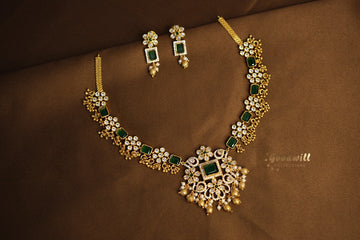 TRADITIONAL SQUARE AND BLOOM DESIGN PENDANT SET