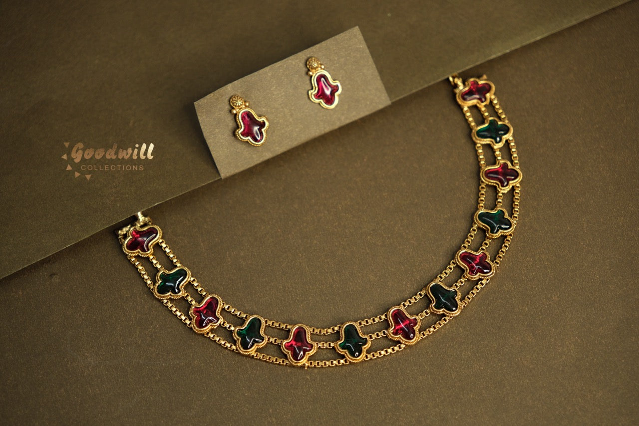 GOLDEN THREE LOBED LEAF SHAPE NECKLACE SET