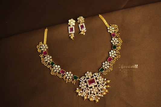 TRADITIONAL SQUARE AND BLOOM DESIGN PENDANT SET
