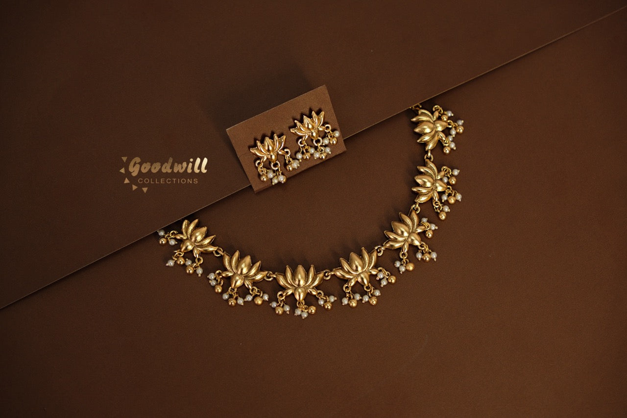 GOLDEN BEADED MATTE LOTUS NECKLACE SET
