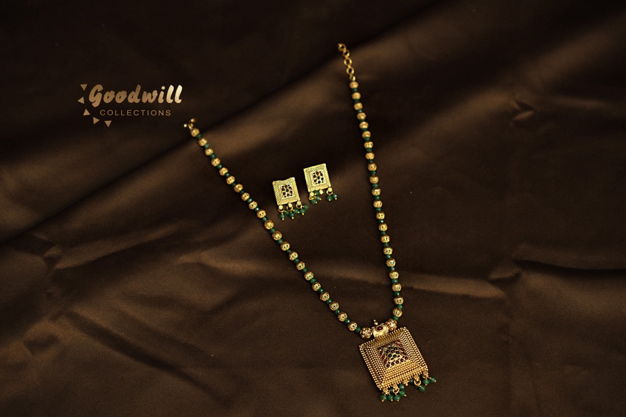 NON IDOL SQUARE PENDANT SET