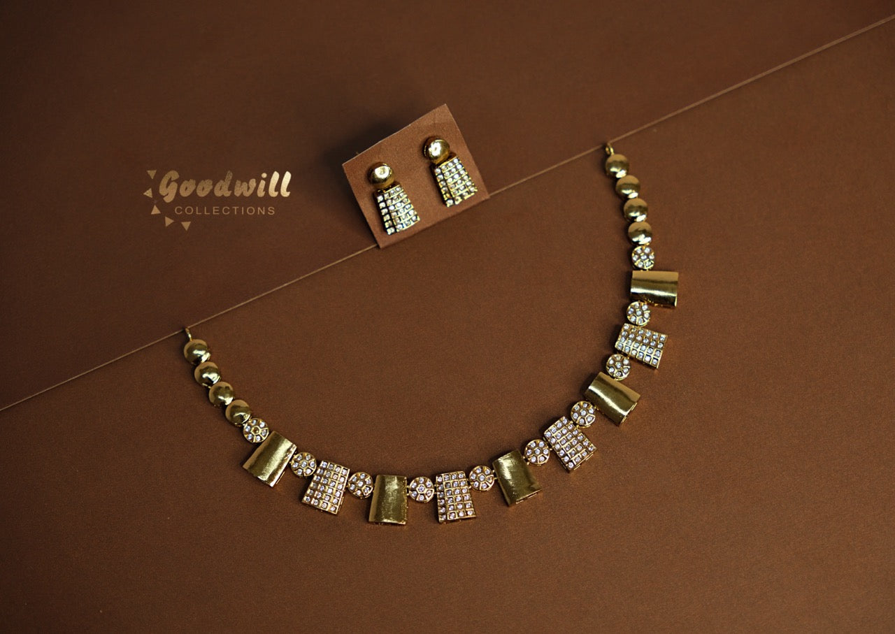 GOLDEN MATTE WHITE STONE NECKLACE SET