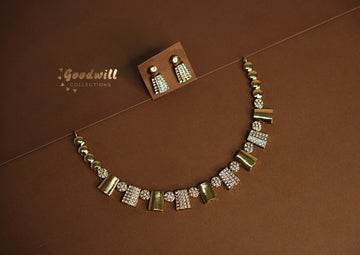 GOLDEN MATTE WHITE STONE NECKLACE SET