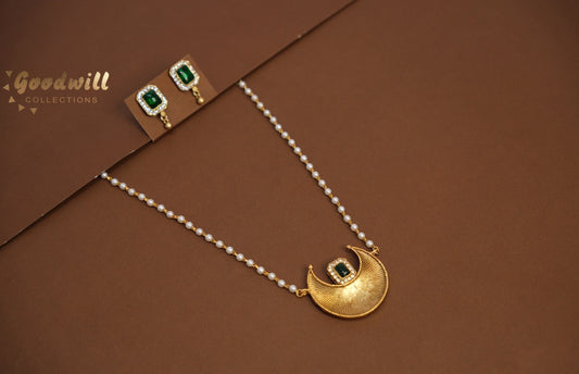 HALF MOON PENDANT PEARL NECKLACE SET