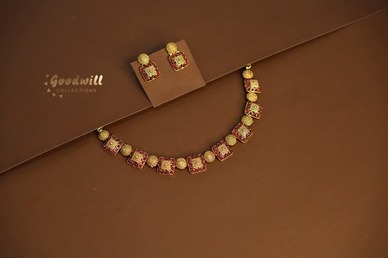 GOLDEN SQUARE PATTERN NECKLACE SET