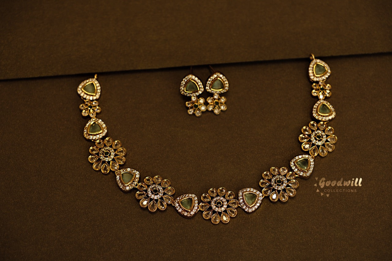 GOLDEN MINI FLORAL DESIGN NECKLACE SET