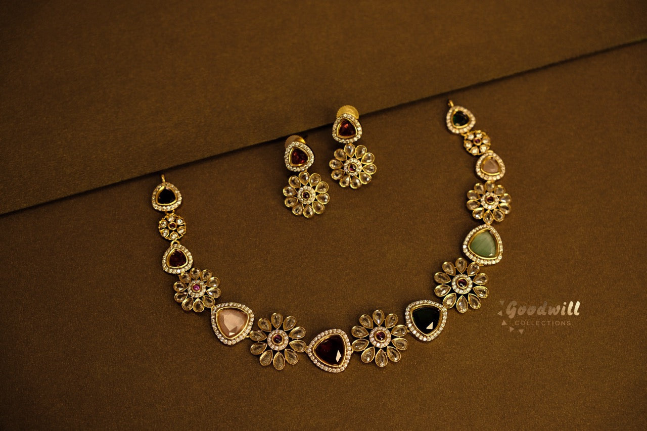 GOLDEN FLORAL DESIGN NECKLACE SET