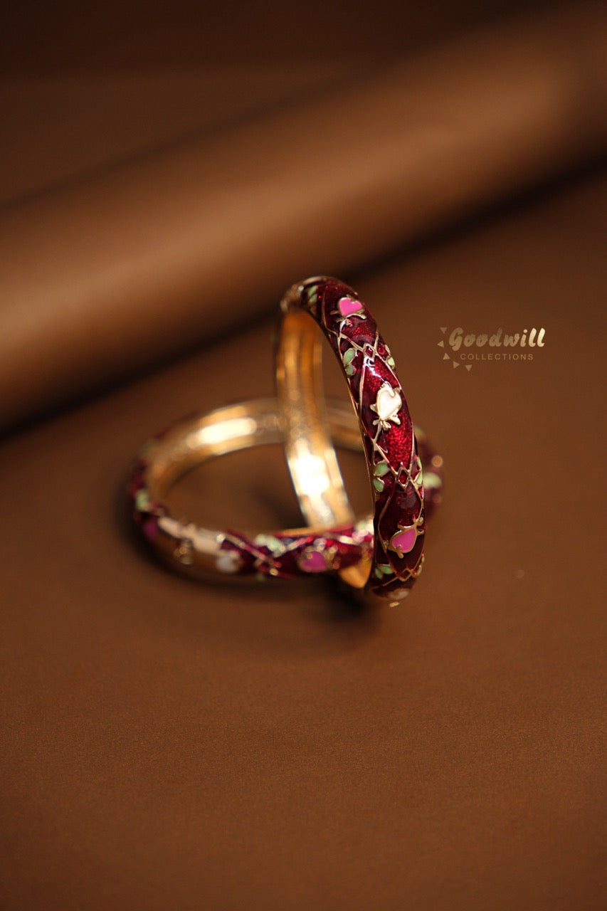 VINTAGE ENAMEL HINGED BANGLE