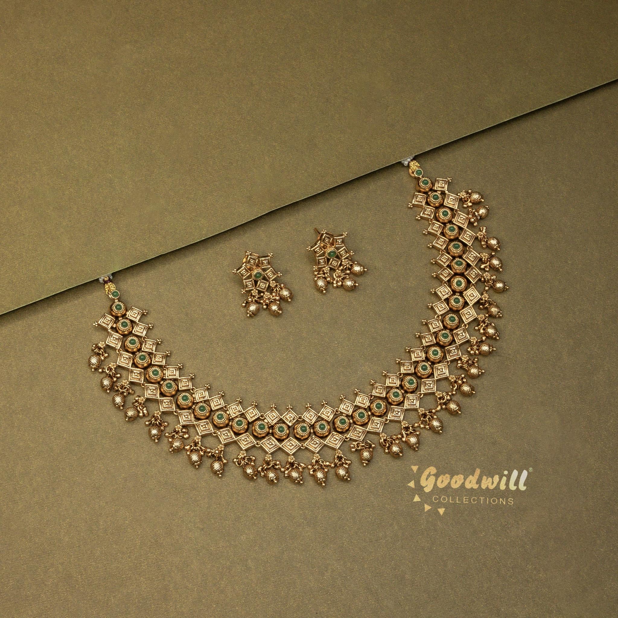 TRADITIONAL LINED UP STACKED NECKLACE SET