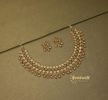 TRADITIONAL LINED UP STACKED NECKLACE SET