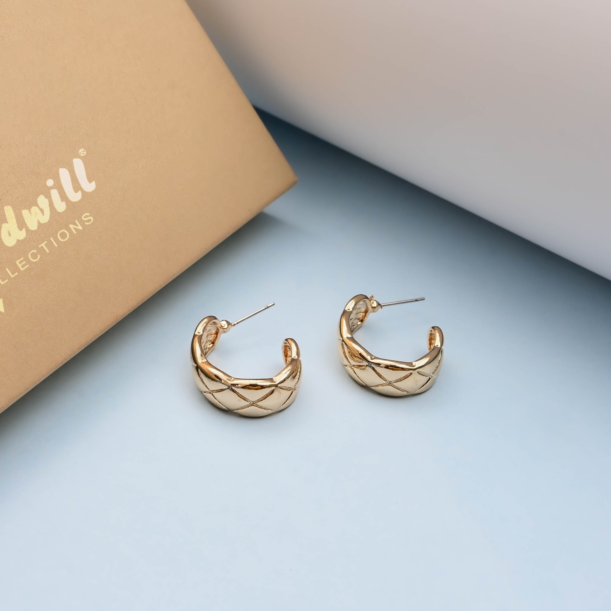 GOLDEN CROSS RIBBED LINES HOOPS
