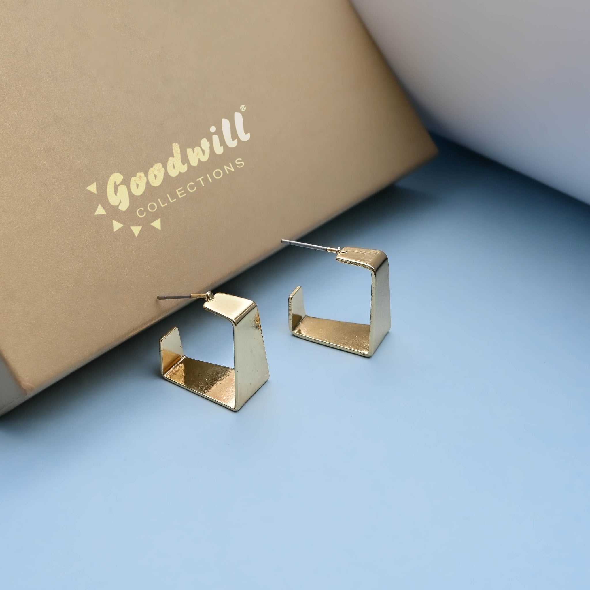 GOLDEN SQUARE SHAPE HOOPS