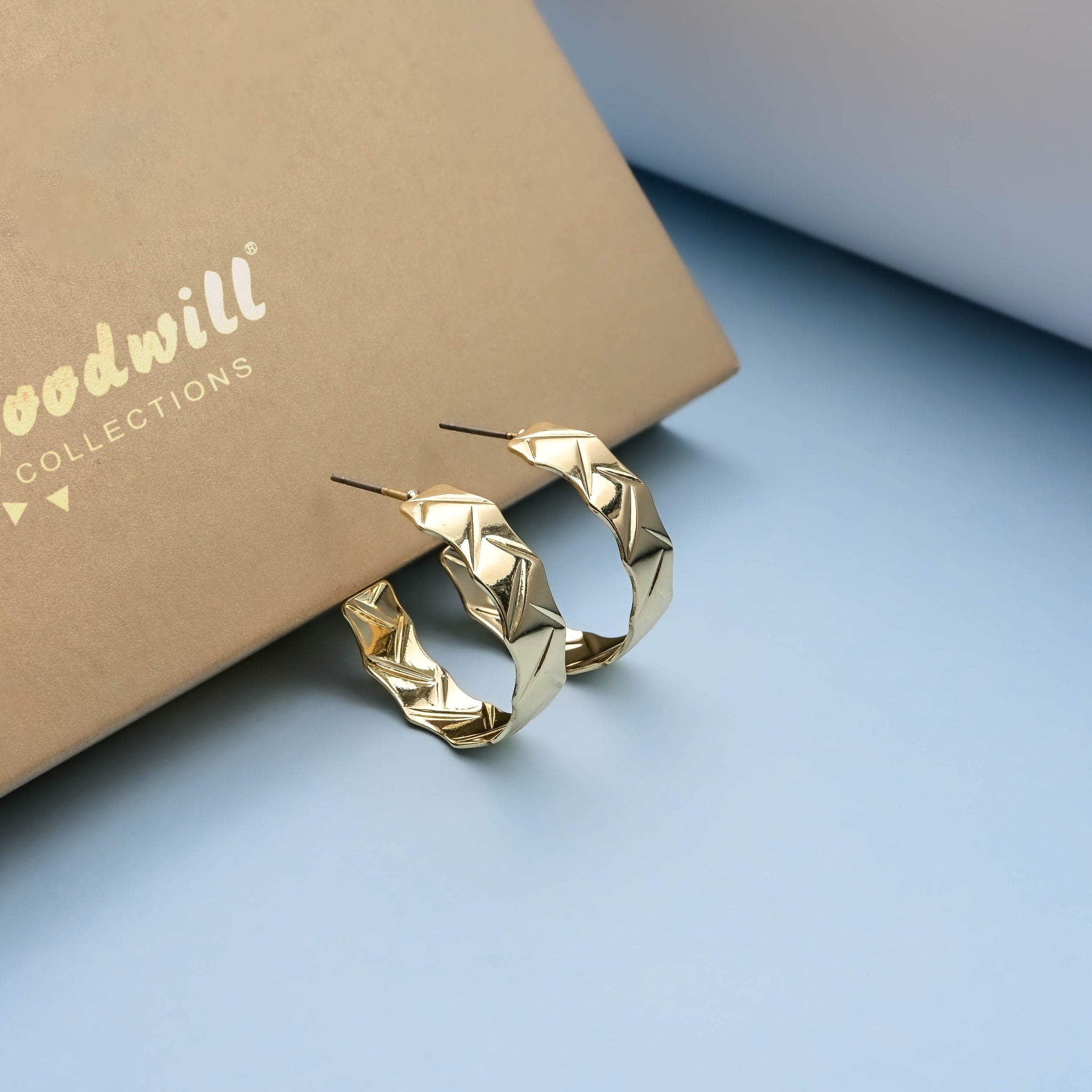 GOLDEN CLASSIC DAINTY HOOPS
