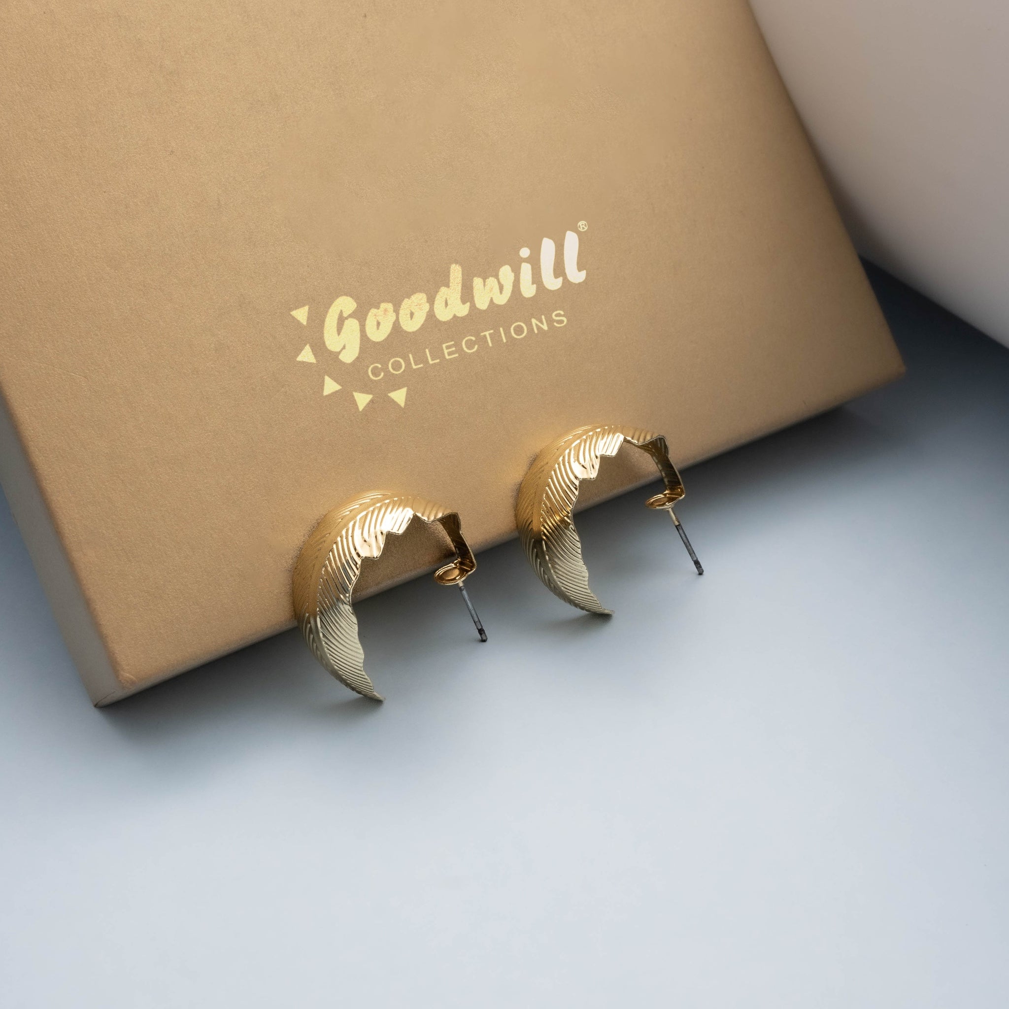 GOLDEN LEAF SHAPED HOOPS