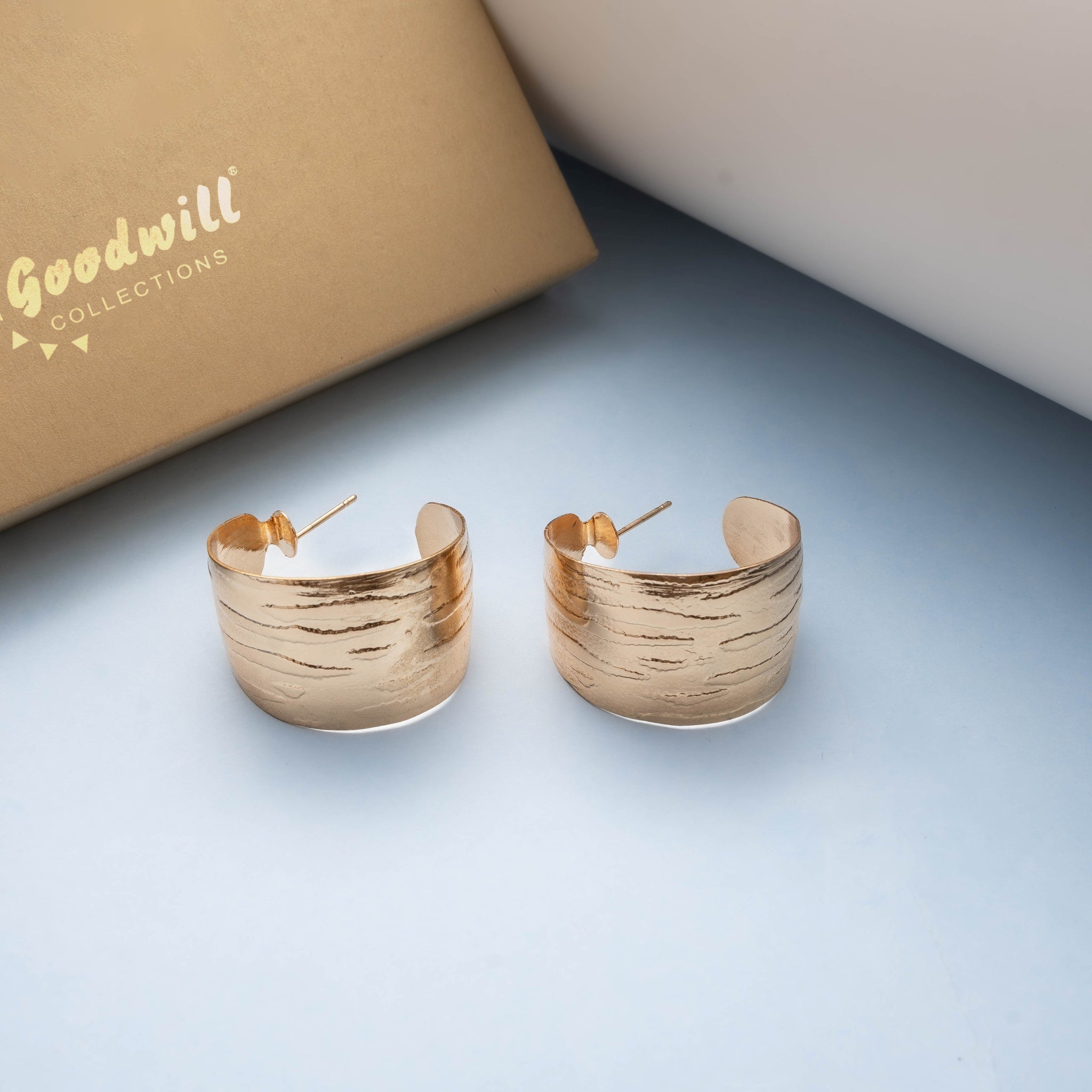 GOLDEN CONTEMPORARY HOOPS