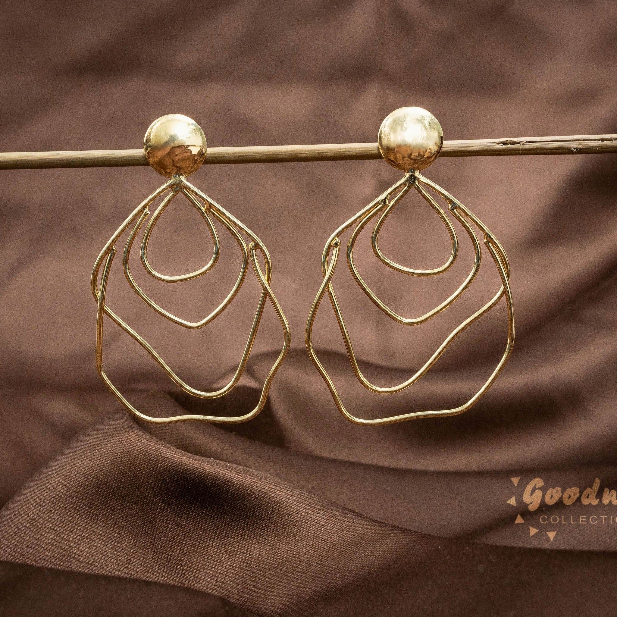 STATEMENT WAVE HANGING EARRINGS