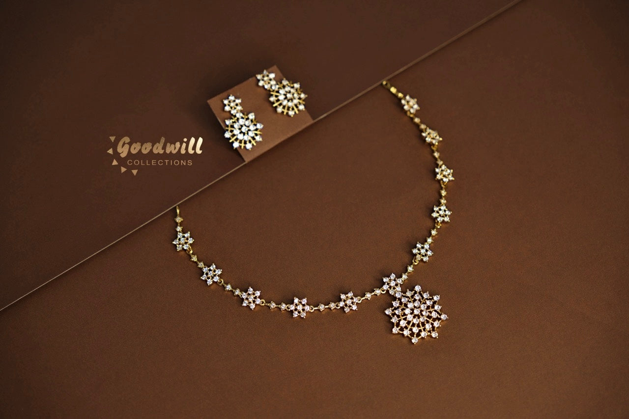 WHITE STONE FLOWER DESIGN NECKLACE SET 1